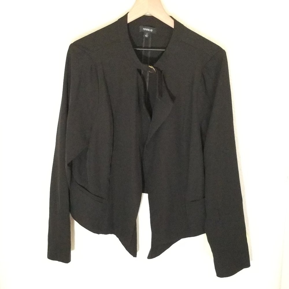 Torrid Open Front Blazer Black Sz 1  Buckle Neck High Low Hem Stretch